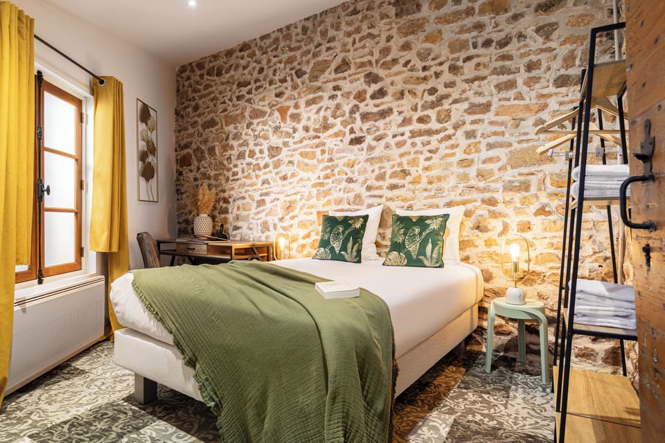 Signature Studio Suite | Premium bedding, individually decorated, individually furnished, desk