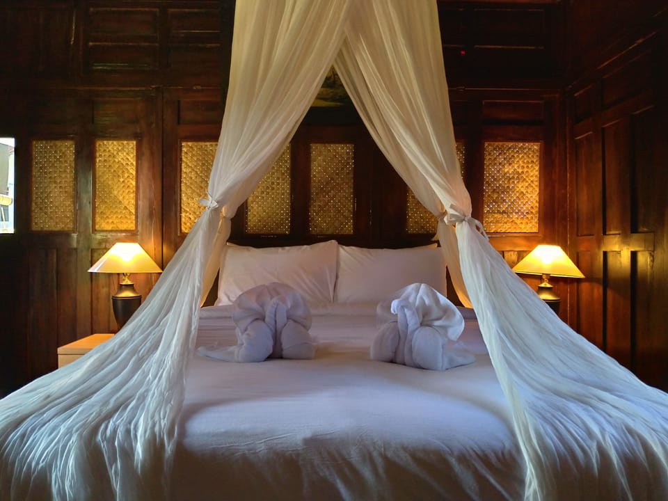 Superior Bungalow | Premium bedding, blackout drapes, free WiFi, bed sheets