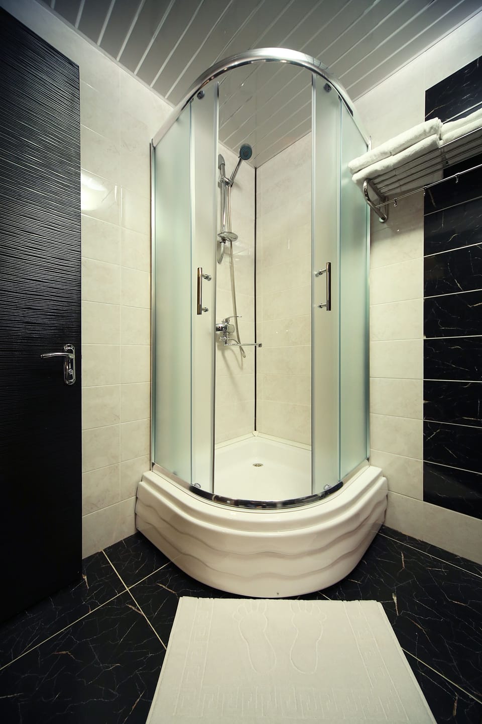 Suite, Balcony (202, 302) | Bathroom shower
