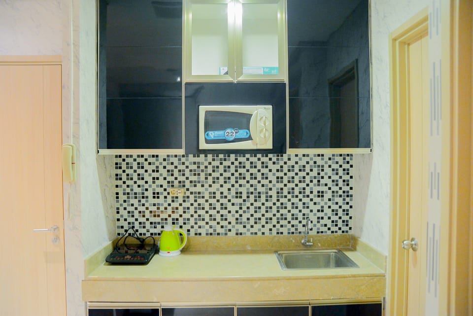 Room | Shared kitchen | Fridge, stovetop, cookware/dishes/utensils