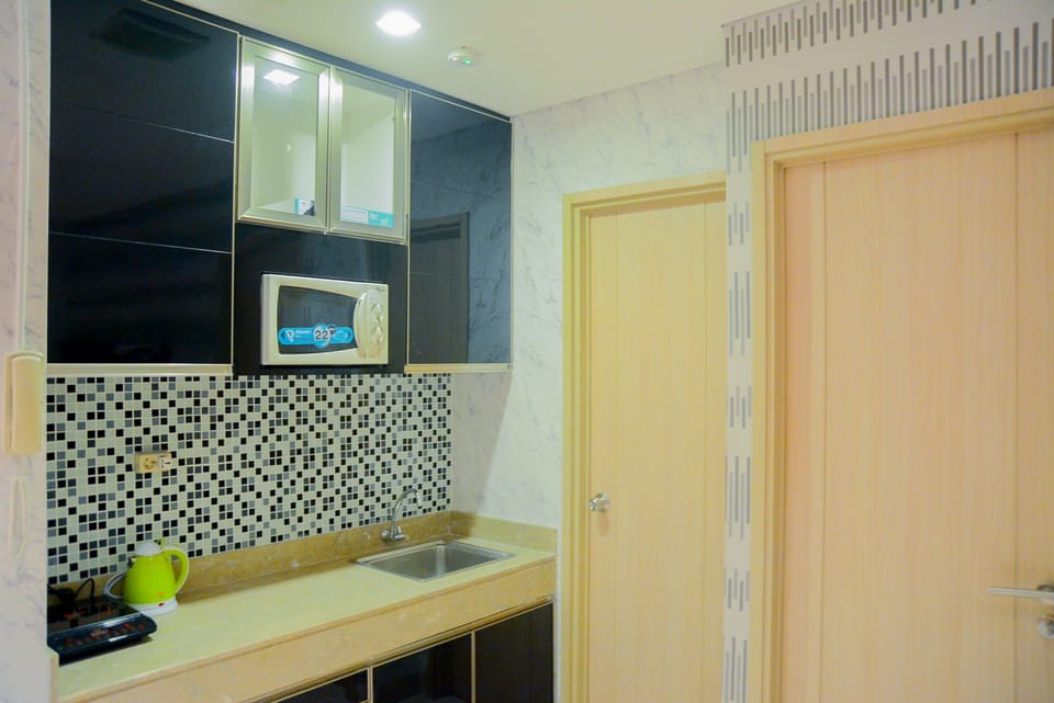 Room | Private kitchen | Fridge, stovetop, cookware/dishes/utensils