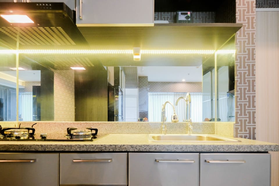 Room | Private kitchenette | Fridge, stovetop, cookware/dishes/utensils