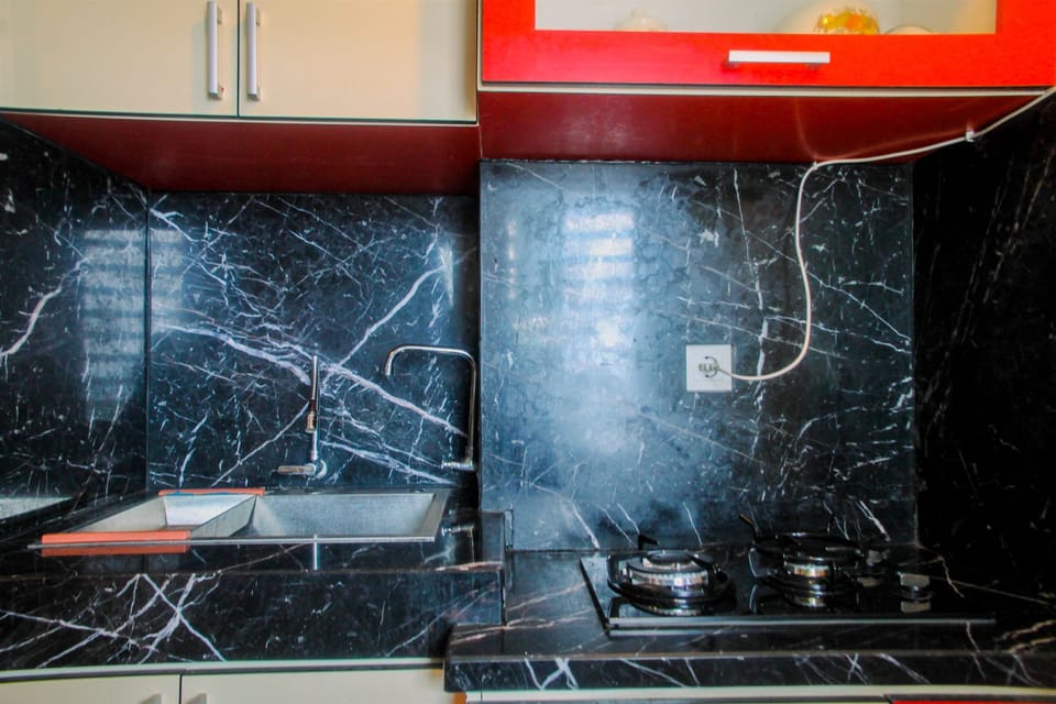 Room | Private kitchenette | Fridge, stovetop, electric kettle, cookware/dishes/utensils