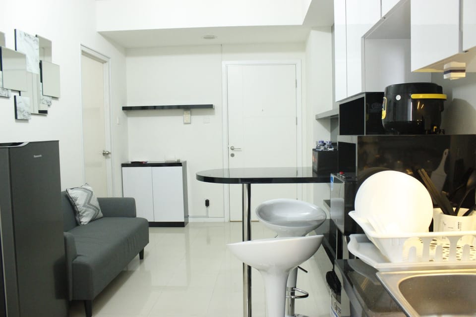 Room | Private kitchen | Fridge, stovetop, cookware/dishes/utensils