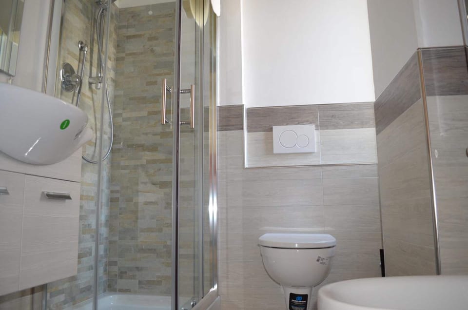 Shower, free toiletries, hair dryer, bidet