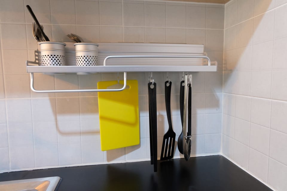 Room | Private kitchenette | Fridge, stovetop, cookware/dishes/utensils