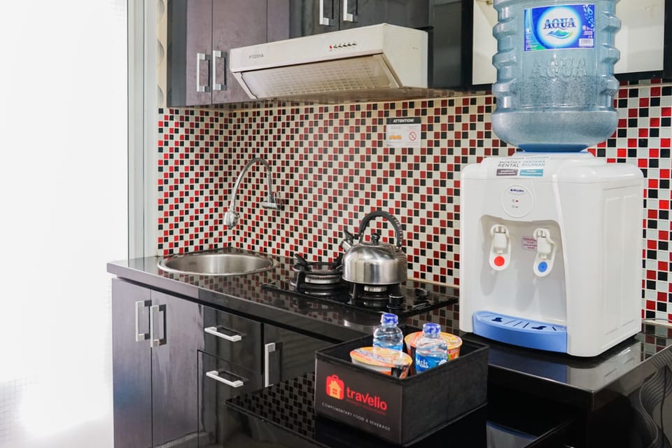 Room | Private kitchenette | Fridge, stovetop, cookware/dishes/utensils, dining tables