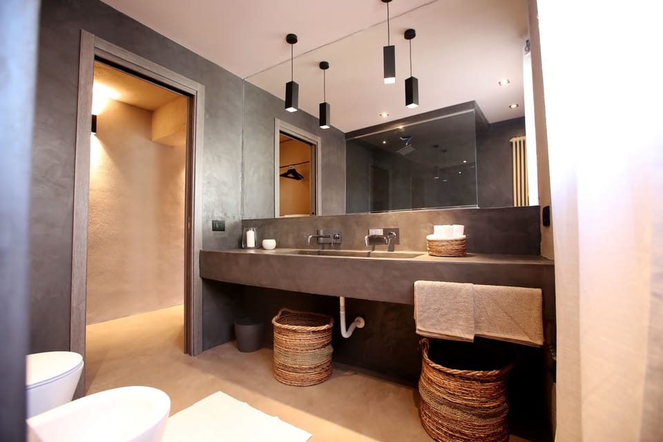 Deluxe Room, Balcony (Quattro Canti) | Bathroom | Shower, rainfall showerhead, slippers, bidet