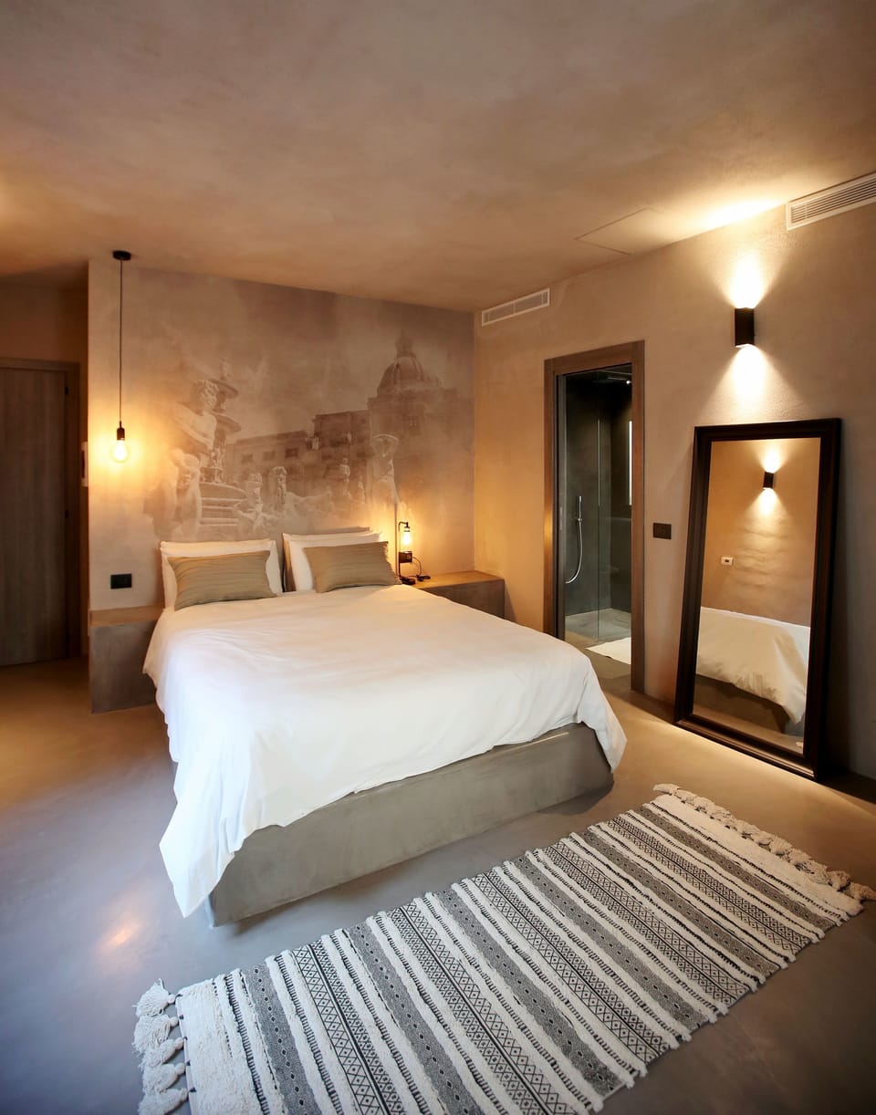 Deluxe Suite, Jetted Tub (Piazza Pretoria) | Minibar, in-room safe, desk, blackout drapes