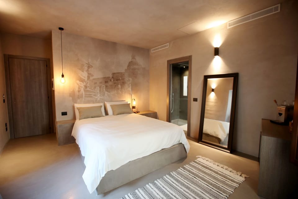 Deluxe Suite, Jetted Tub (Piazza Pretoria) | Minibar, in-room safe, desk, blackout drapes