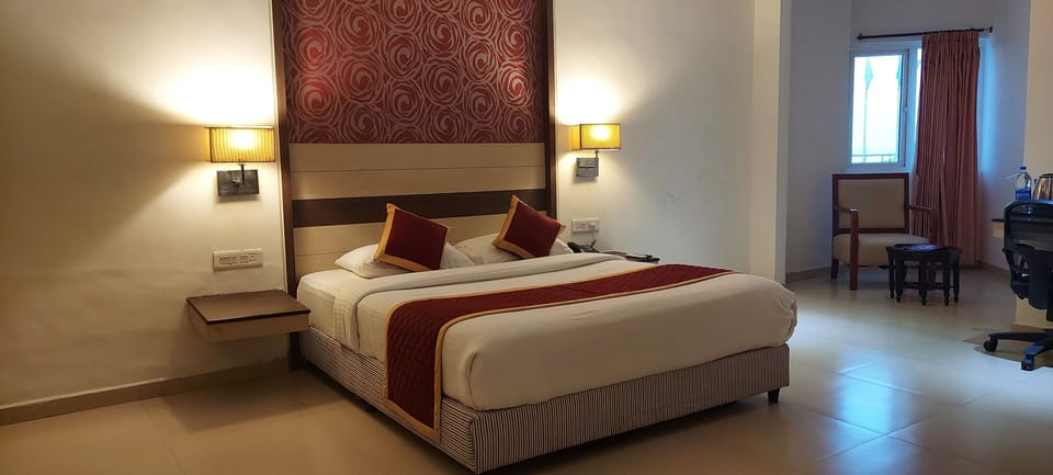 Business Studio Suite | Desk, laptop workspace, rollaway beds, free WiFi