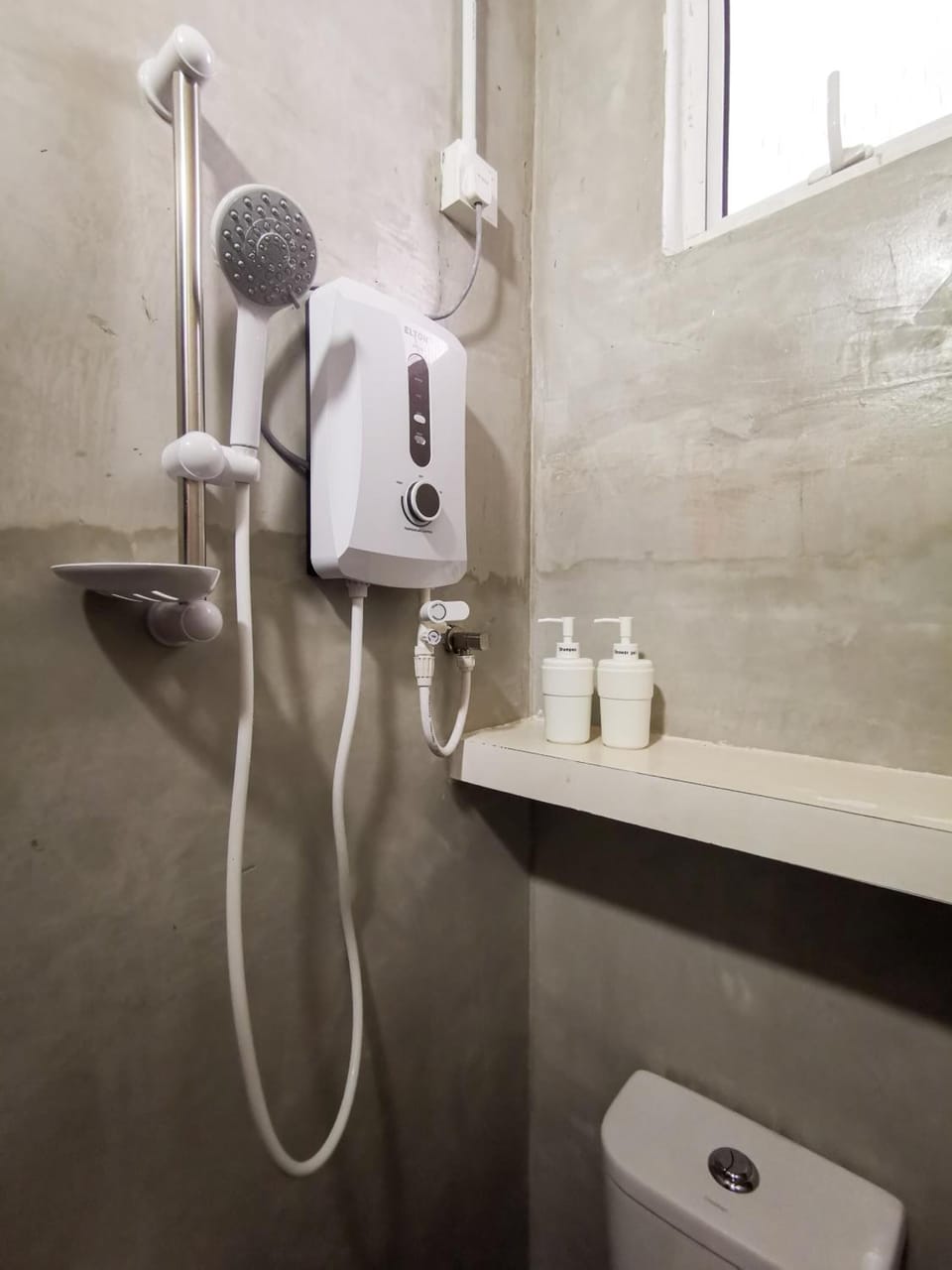 Shower, free toiletries, slippers, bidet