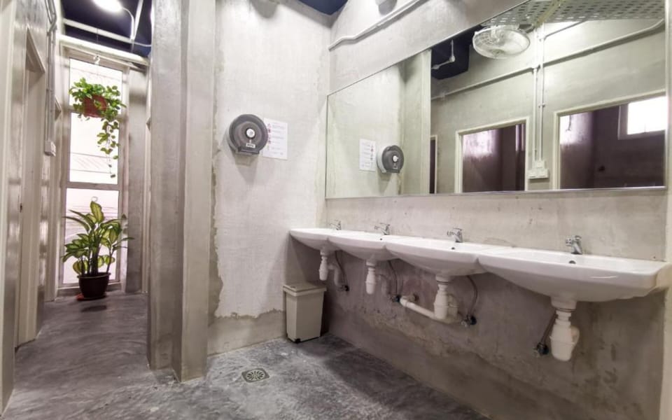 Shower, free toiletries, slippers, bidet