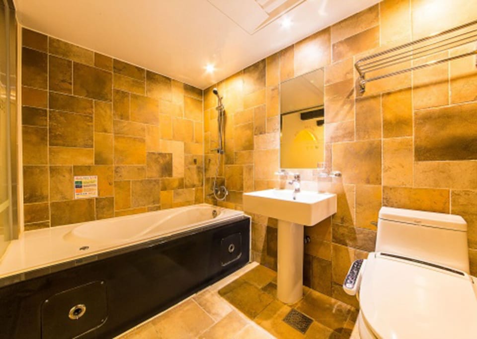 Standard Studio (Provence) | Bathroom | Combined shower/tub, free toiletries, hair dryer, bathrobes