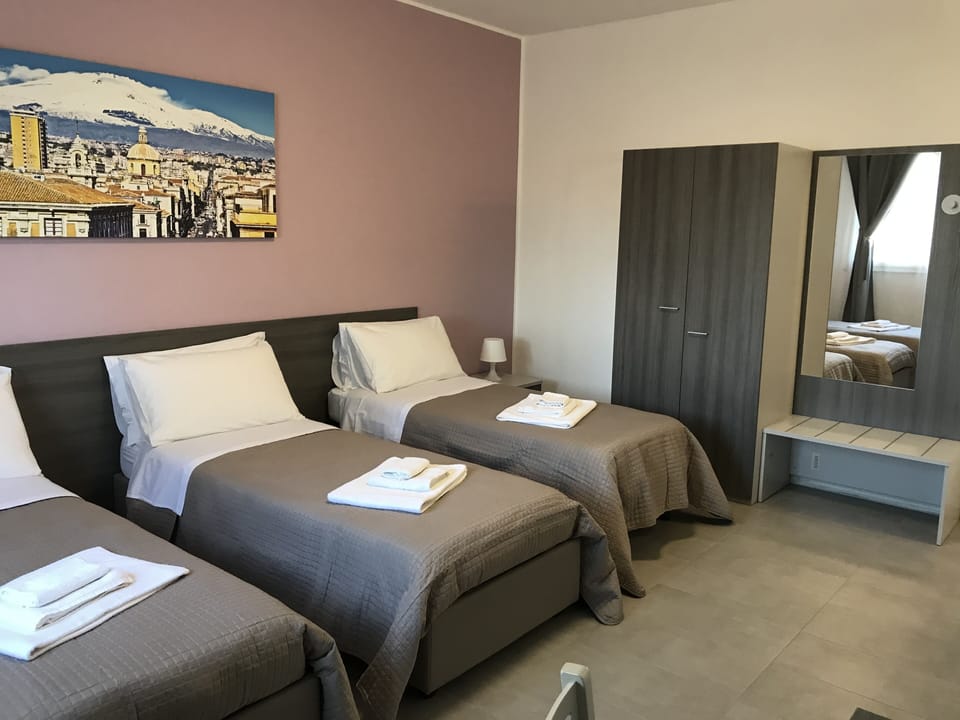 Family Suite | Minibar, desk, soundproofing, WiFi (free)