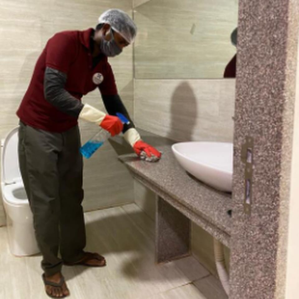 Shower, hydromassage showerhead, free toiletries, slippers