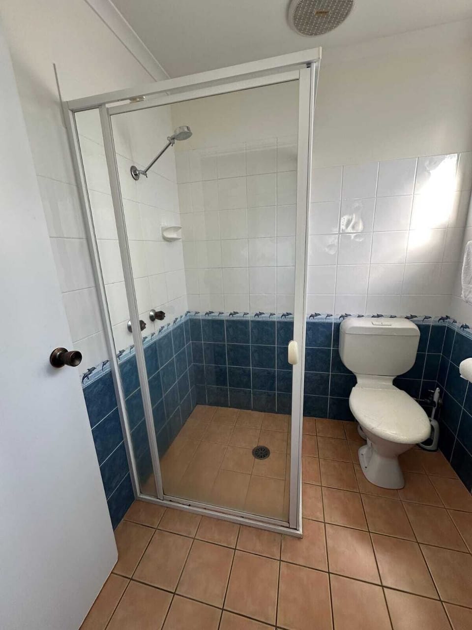 Deluxe Queen Room (3  Night Special)  | Bathroom | Shower, towels