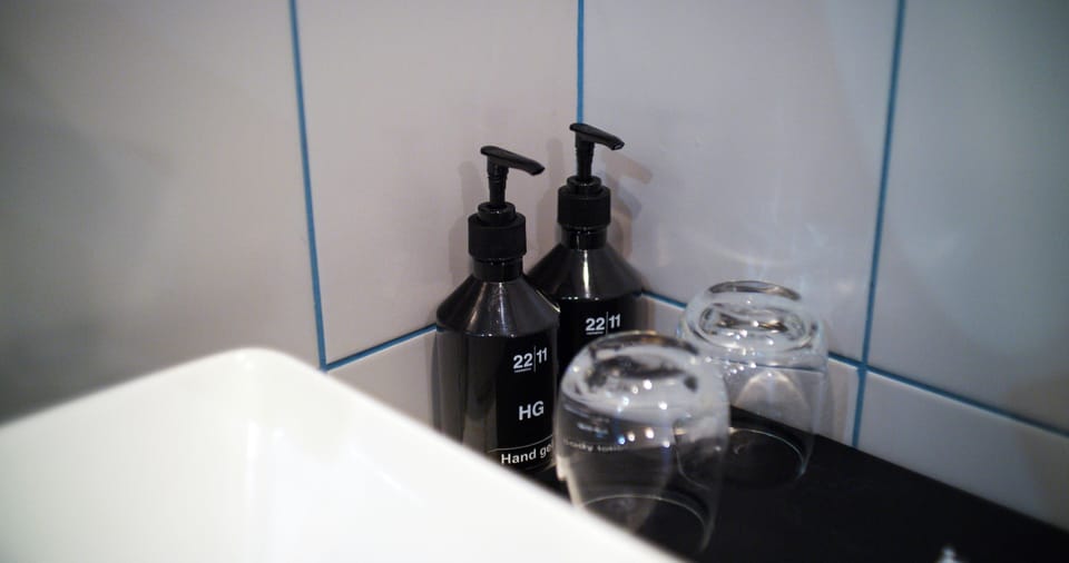 Shower, hydromassage showerhead, free toiletries, hair dryer