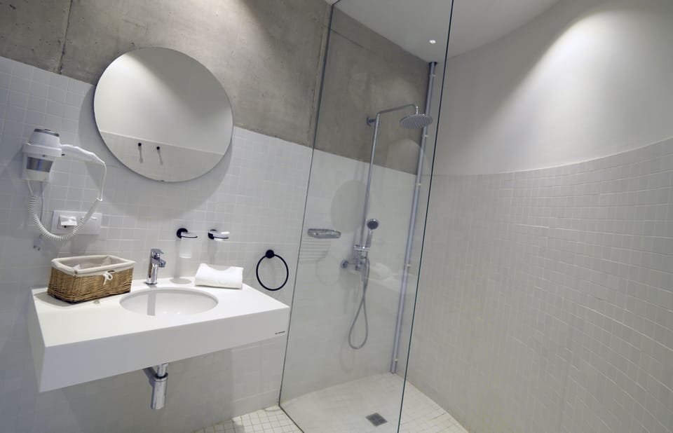 Shower, hydromassage showerhead, free toiletries, hair dryer