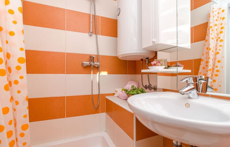 Double Room | Bathroom | Hair dryer, towels, soap, toilet paper