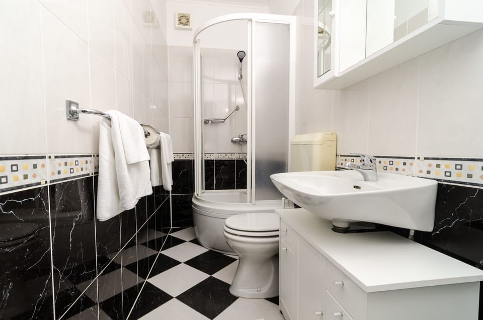 Double Room, Sea View | Bathroom | Shower, hair dryer, towels