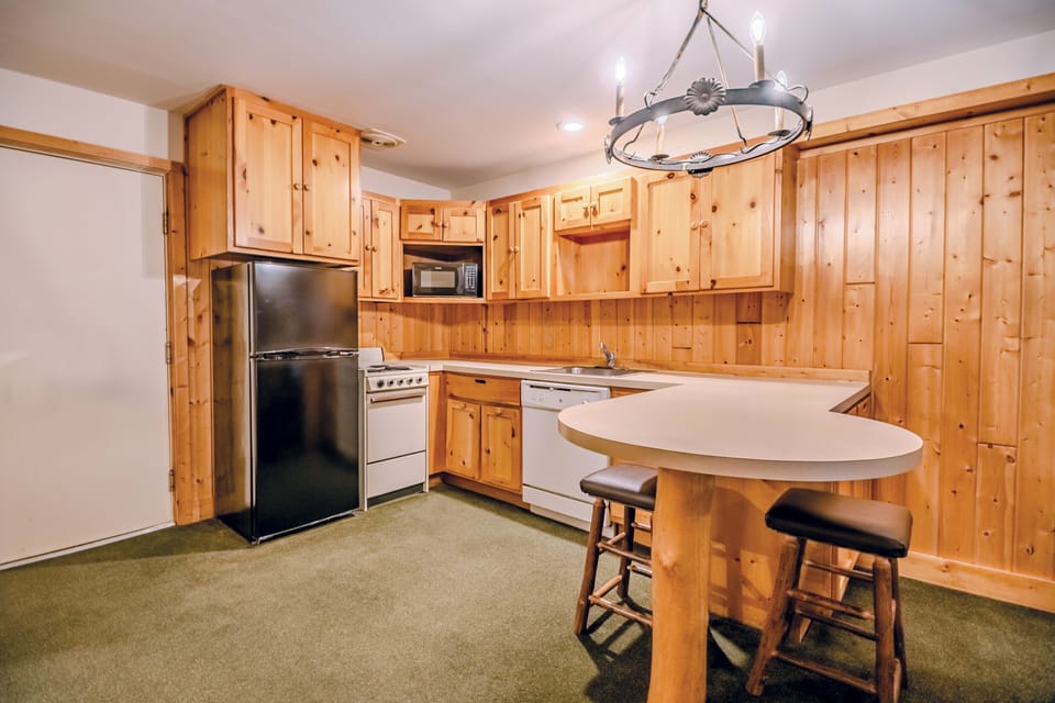 Studio Suite, 1 Bedroom, Non Smoking, Poolside | Private kitchen | Coffee/tea maker