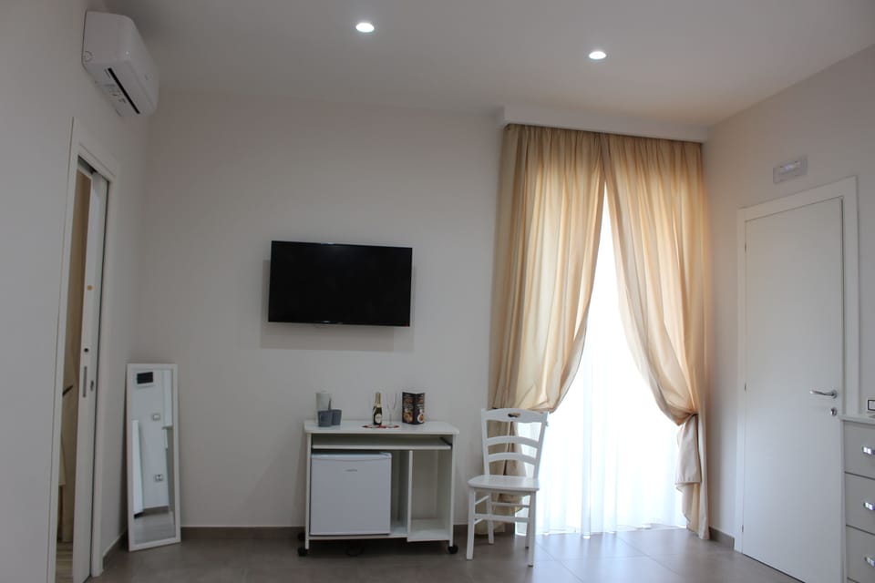 Business Triple Room, Jetted Tub (7) | Down comforters, desk, soundproofing, iron/ironing board (on request)