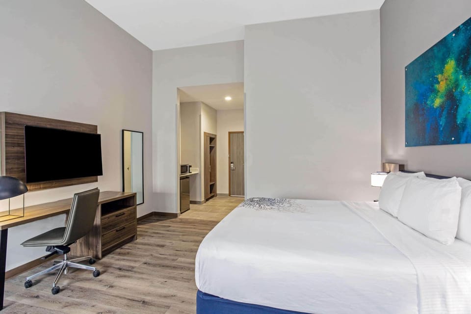 Room, 1 King Bed, Accessible, Non Smoking (Mobility/Hearing Impaired) | Desk, laptop workspace, blackout drapes, soundproofing