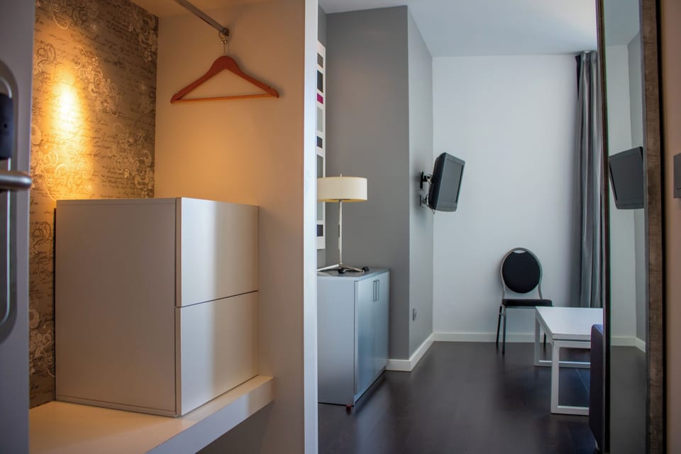 Junior Suite, 1 King Bed | In-room safe, desk, laptop workspace, blackout drapes