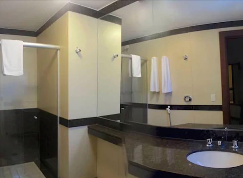 Shower, free toiletries, towels