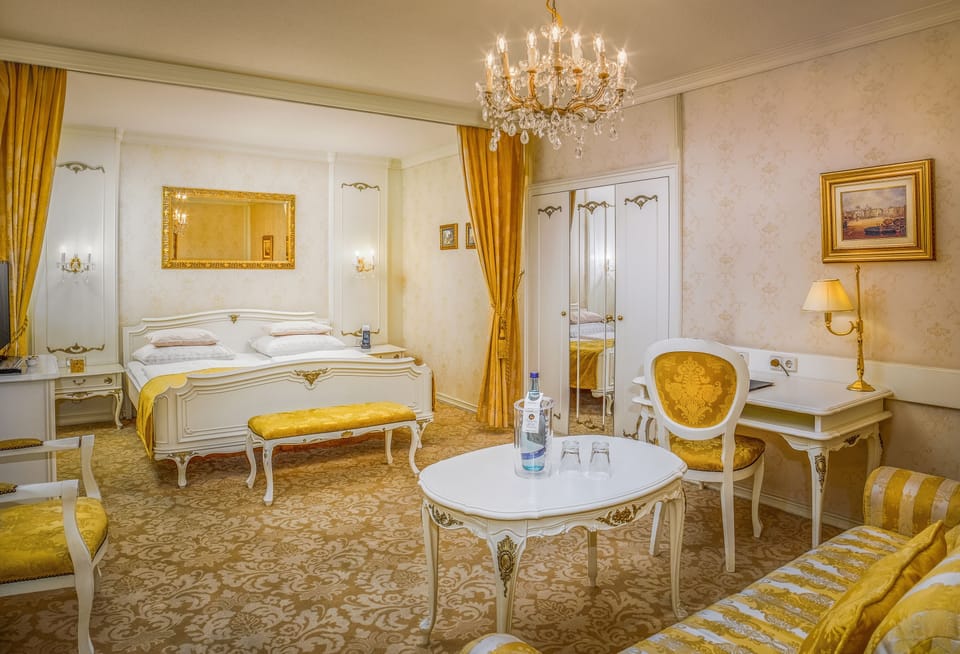 Junior Suite | Minibar, in-room safe, desk, soundproofing