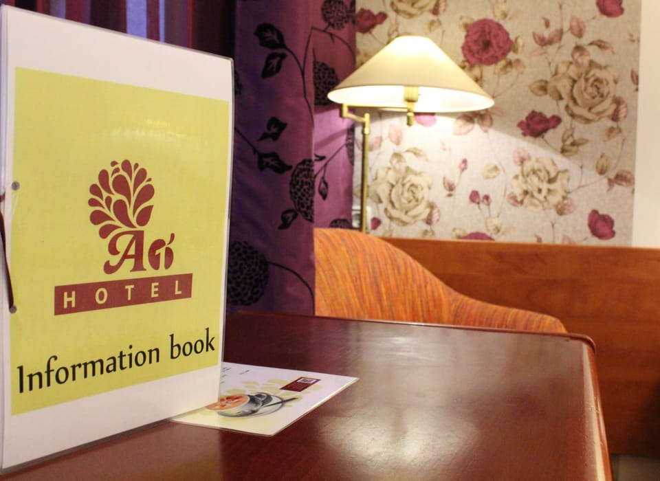 Triple Room | Desk, soundproofing, iron/ironing board, free WiFi
