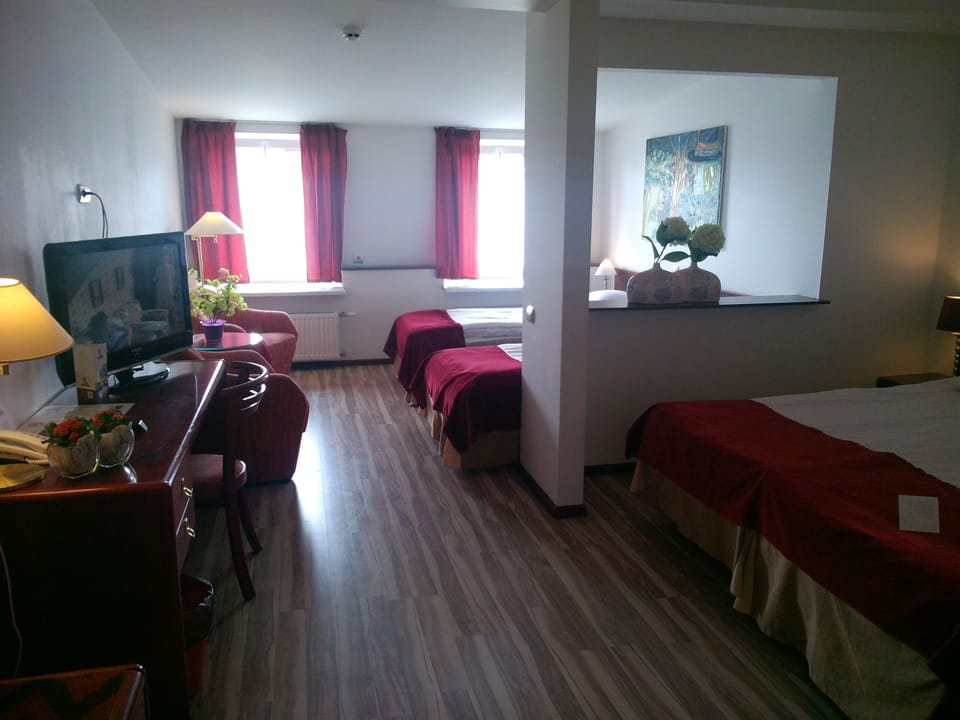 Triple Room | Desk, soundproofing, iron/ironing board, free WiFi