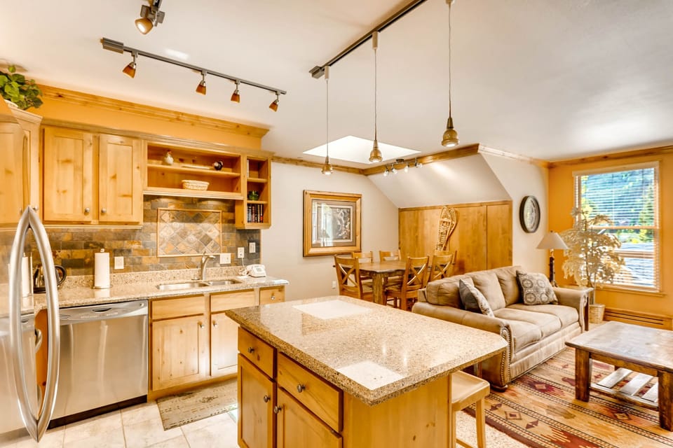 Condo, 1 Bedroom | Private kitchen | Fridge, oven, coffee/tea maker, toaster