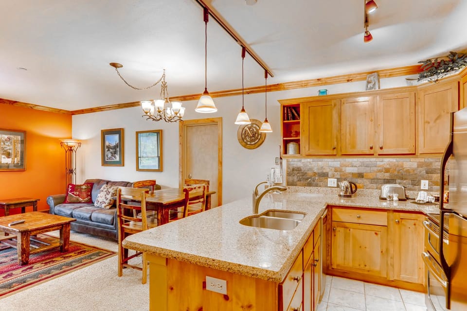 Condo, 1 Bedroom | Private kitchen | Fridge, oven, coffee/tea maker, toaster