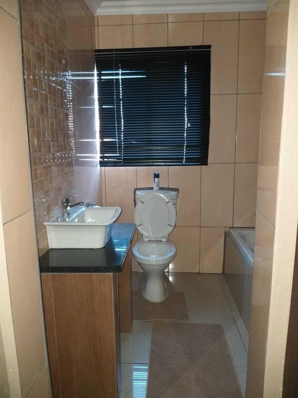 Standard Room | Bathroom | Combined shower/tub, free toiletries, towels