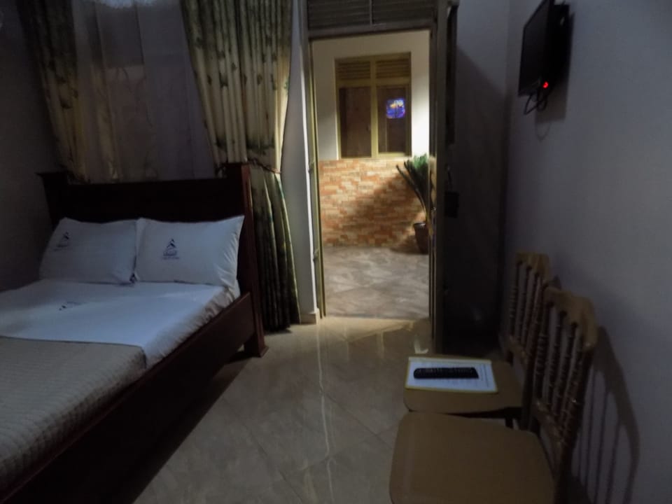 Double Room | Desk, laptop workspace, bed sheets