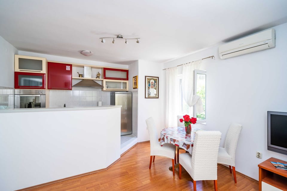 Apartment (Two-Bedroom Apartment with Balcony) | Dining room