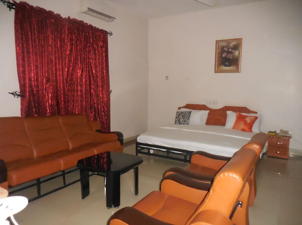 Executive Suite | 1 bedroom, desk, laptop workspace, free WiFi
