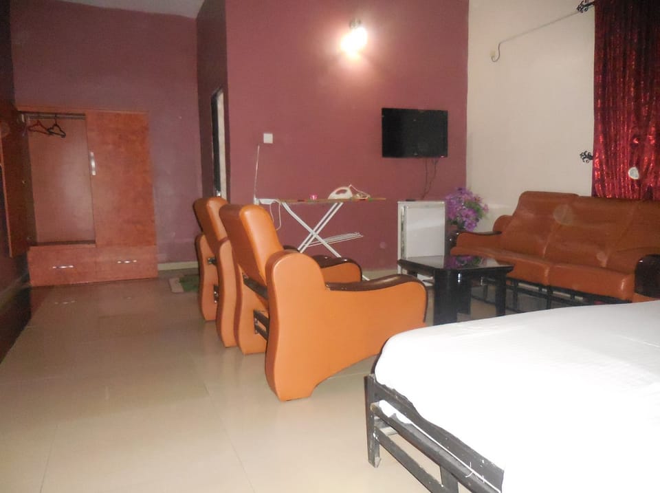 Executive Suite | 1 bedroom, desk, laptop workspace, free WiFi