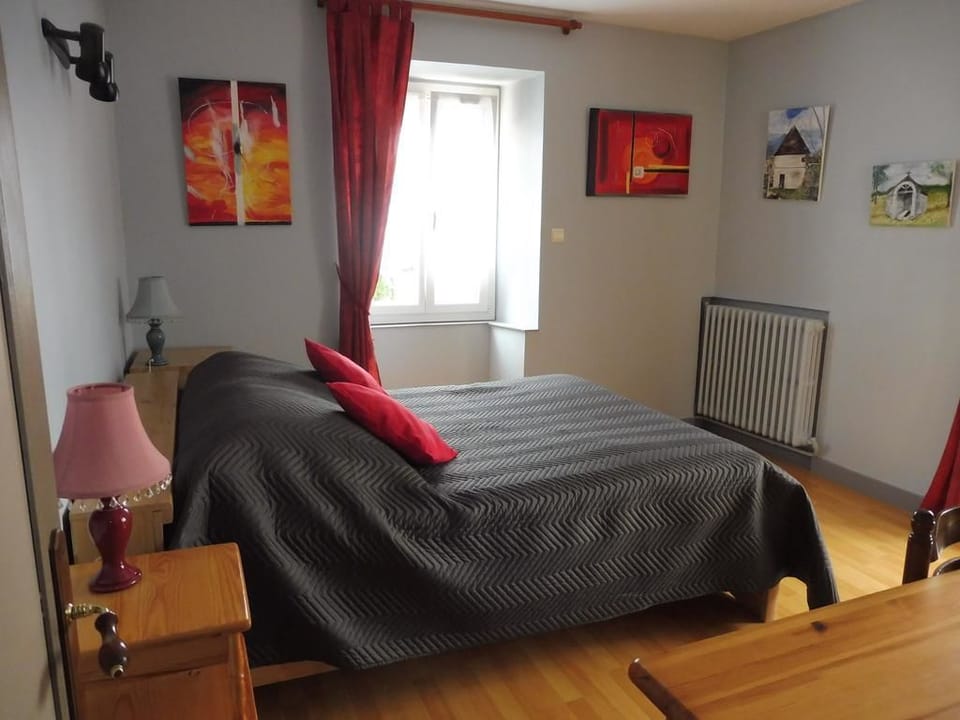 Daily continental breakfast (EUR 5 per person)