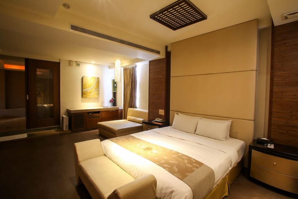 Superior Double Room, Hot Tub | Individually decorated, individually furnished, desk, blackout drapes