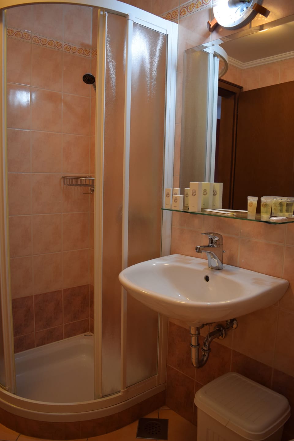 Classic Double Room | Bathroom | Shower, hair dryer, slippers, towels