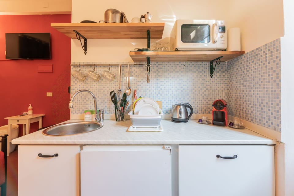 Studio | Private kitchen | Fridge, stovetop, espresso maker, coffee/tea maker
