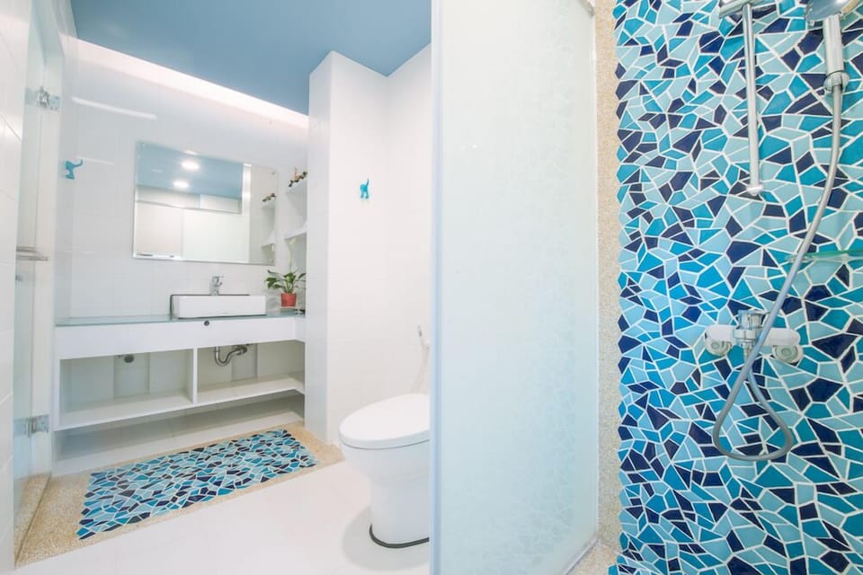 Deluxe Quadruple Room | Bathroom | Free toiletries, hair dryer, slippers, towels