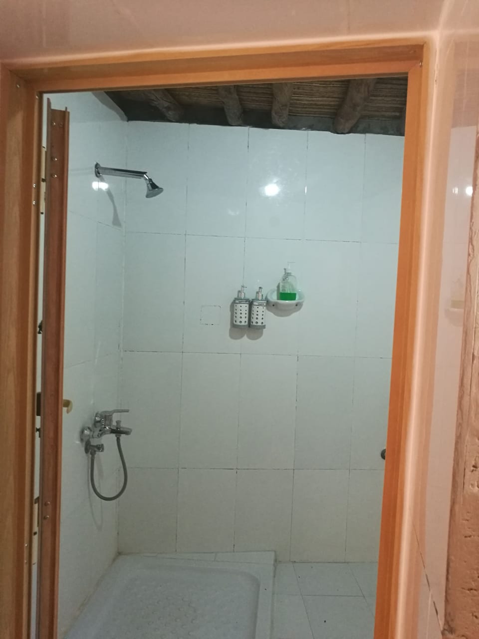Shower, rainfall showerhead, free toiletries, towels