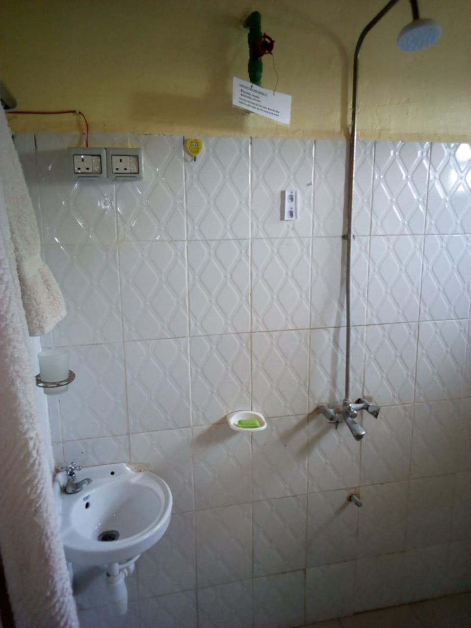Shower, rainfall showerhead, free toiletries, slippers