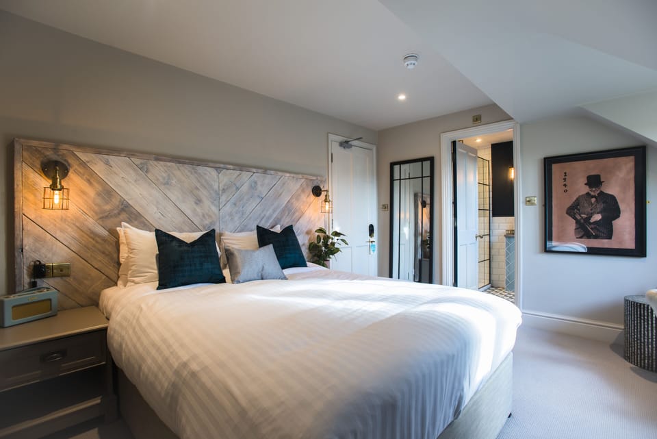 Double Room (King Bed) | In-room safe, individually decorated, individually furnished, desk