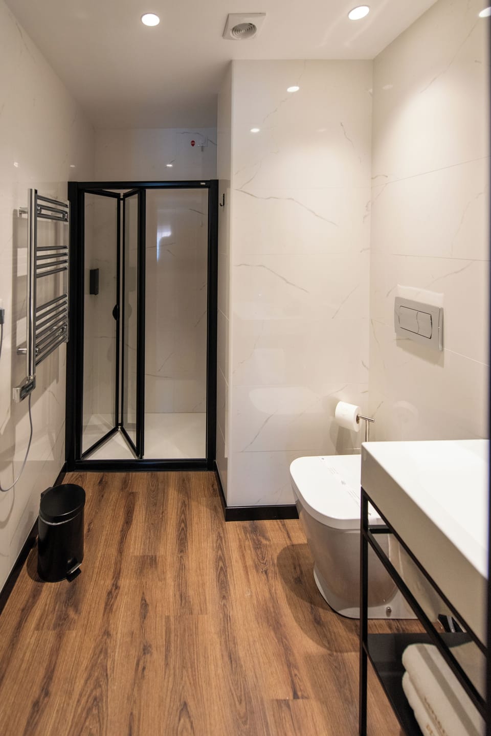 Deluxe Room | Bathroom | Shower, free toiletries, hair dryer, towels