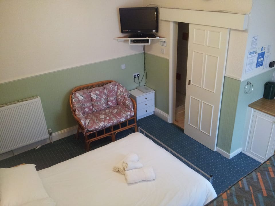 Iron/ironing board, free WiFi, bed sheets